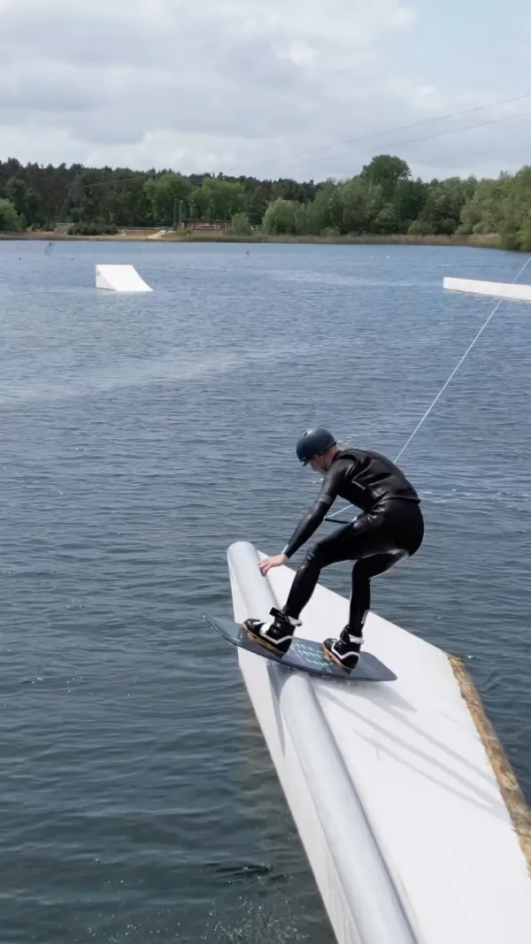 Wakeboarder auf Rail
