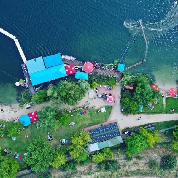 Aerial Top-Down: Bunte Schirme am Dock